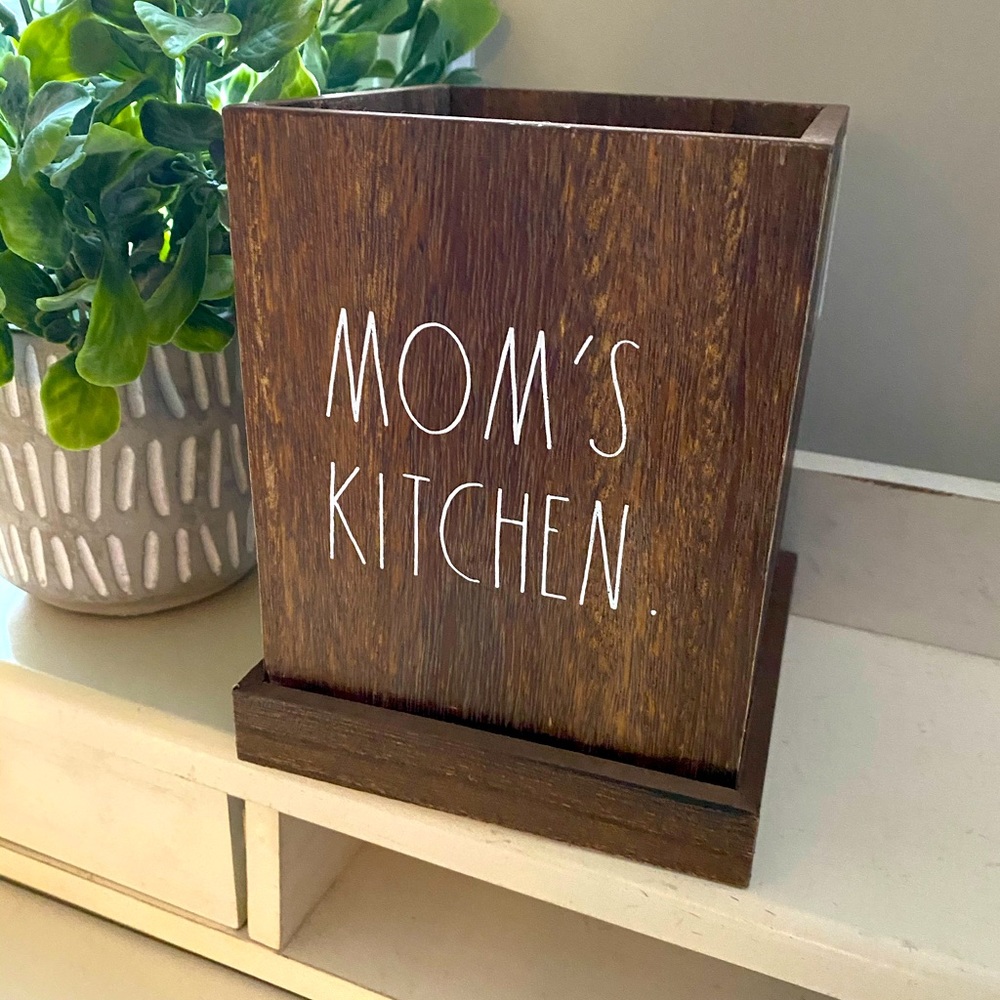 NWT RAE DUNN ‘MOM’S KITCHEN’ WOOD UTENSIL HOLDER